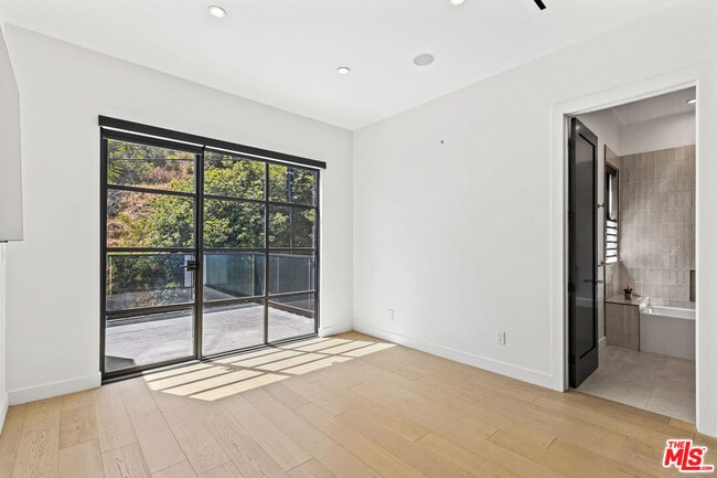 Building Photo - 1745 San Ysidro Dr
