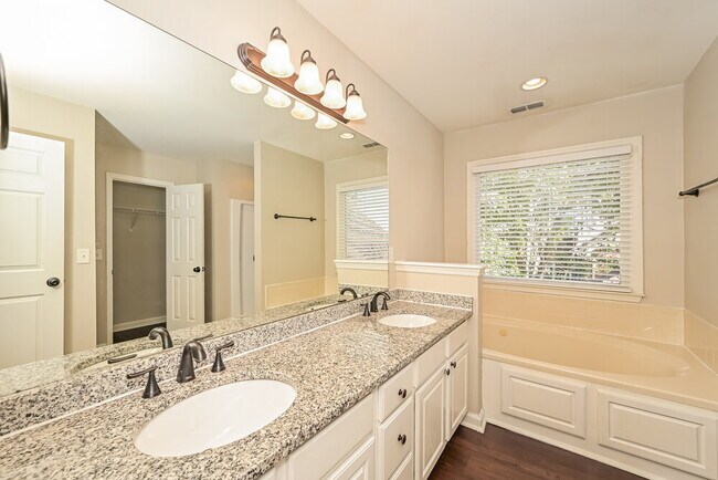 Building Photo - 4340 Cambridge Dr