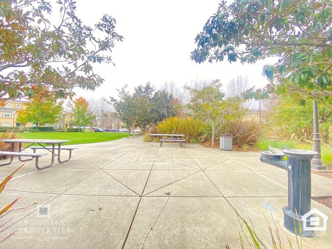 Building Photo - Must-See Charming Ground-Level 1 Bedroom Apartment