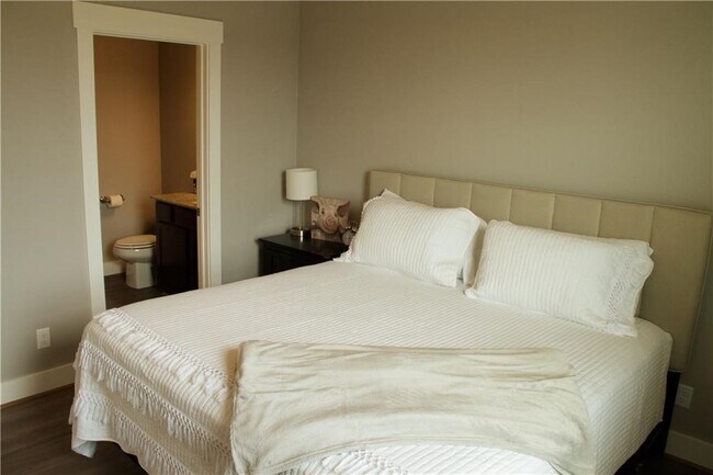 Building Photo - 1569 Brooks Ave