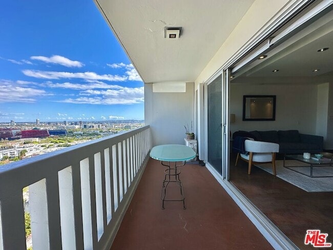 Building Photo - 999 N Doheny Dr