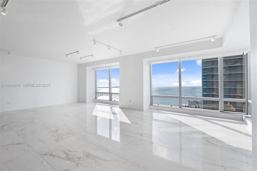 Building Photo - 1425 Brickell Ave
