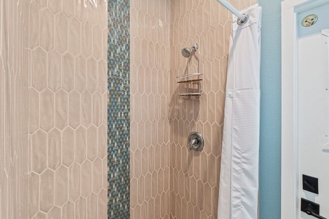 Building Photo - Beautiful 3/3 Pool Home in Gated Community W/ Lake Access