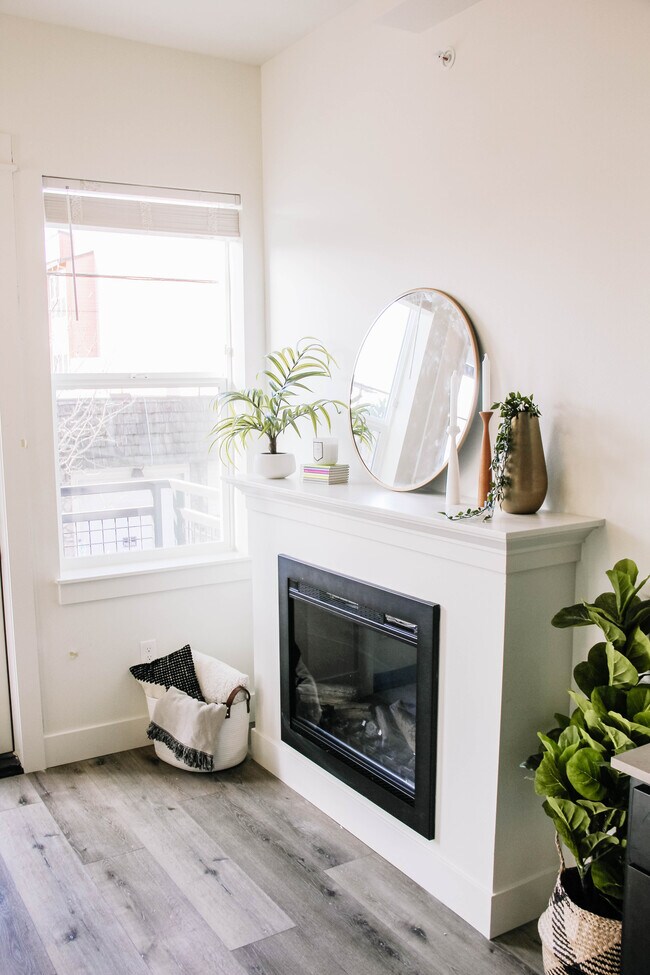 Building Photo - Amore