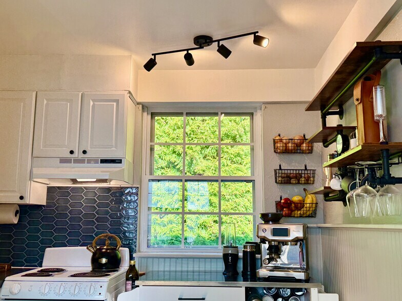 Building Photo - 1011 Montgomery Ave