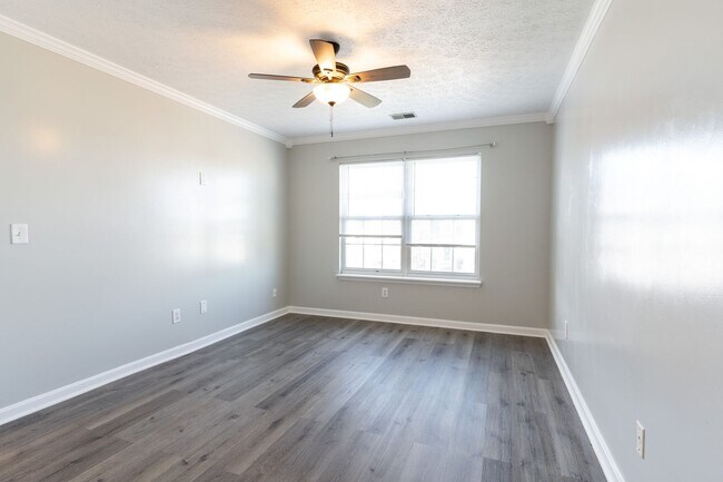 Building Photo - Spacious 3 Bedroom Home – Move-In Ready!