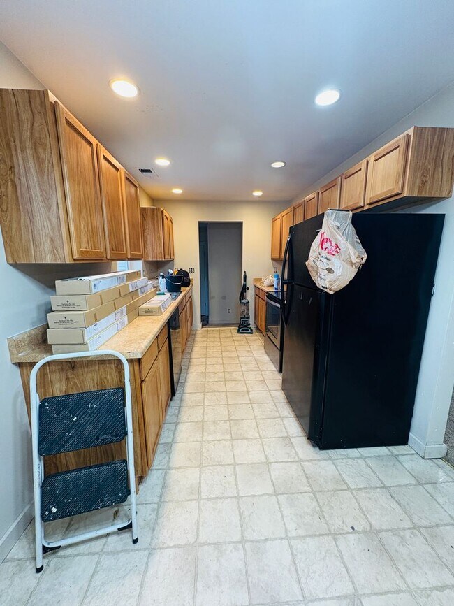 Building Photo - 3 bedroom 1 bathroom house with large yard!