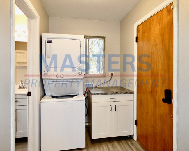 Building Photo - 2017 Garden Ln