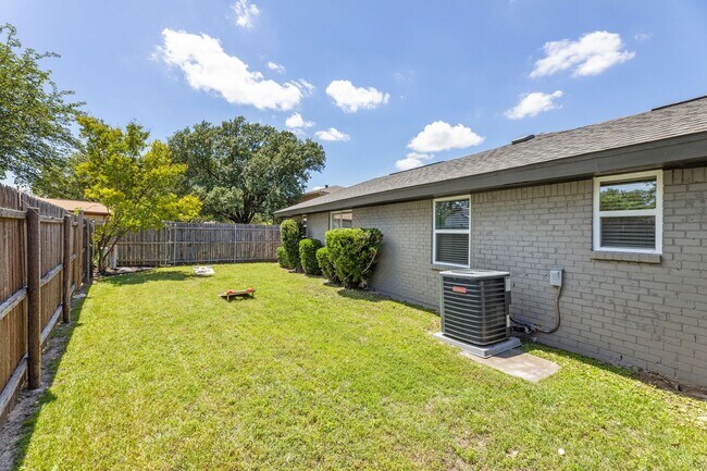 Building Photo - READY FOR MOVE IN NOW!