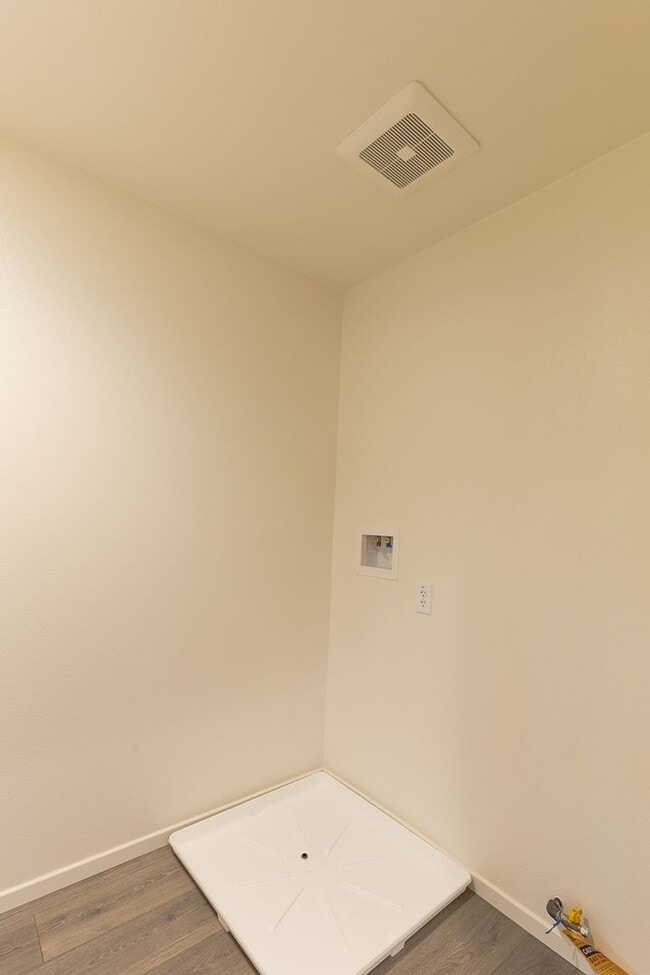 Building Photo - Loft Style of Living in Piru