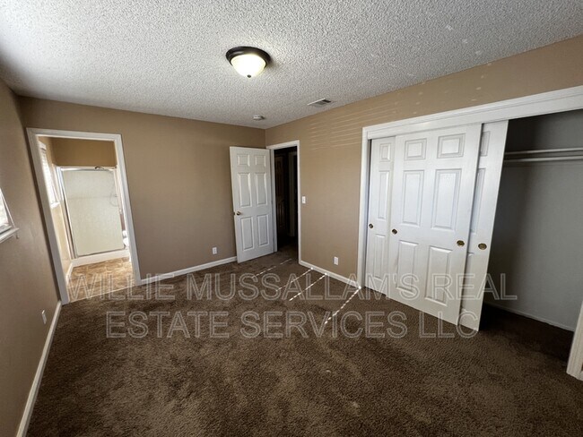 Building Photo - 1625 Court Dr