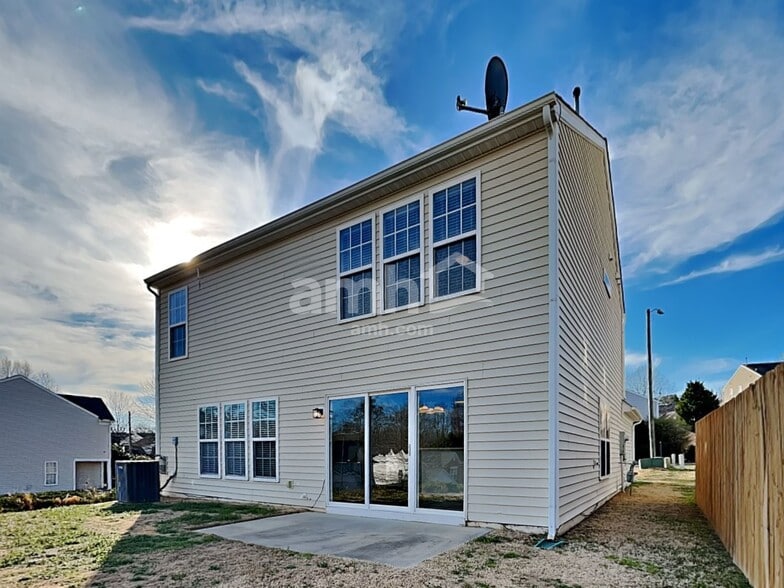 Building Photo - 2102 Swimming Hole Cir
