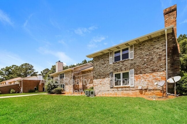 Building Photo - 2140 Fairway Ct SE