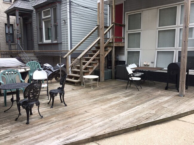 Building Photo - Duplexed Lakeview Three Bedroom Two Bath