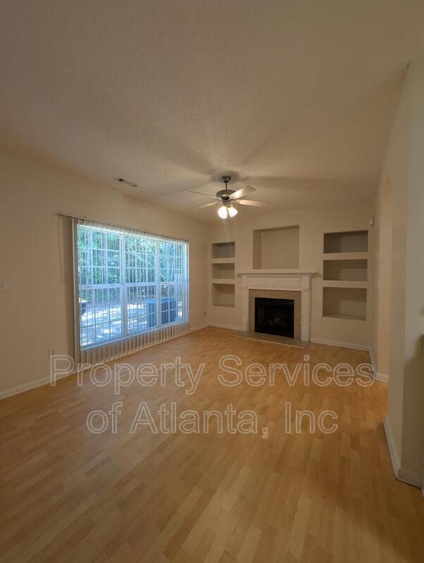 Building Photo - 5060 Lincoln Dr