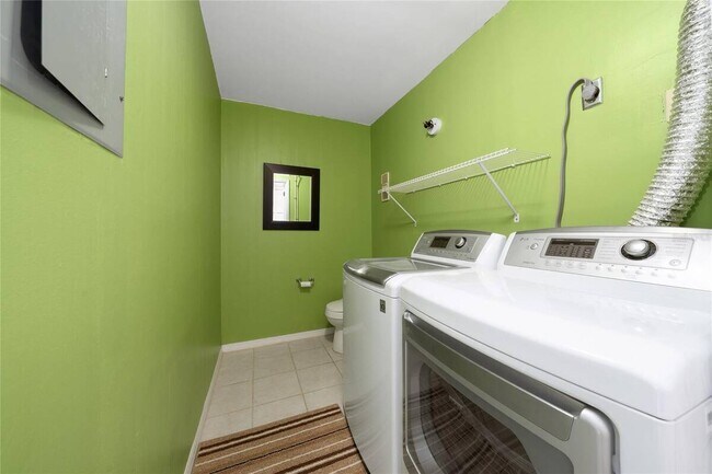 Building Photo - 1412 Oak Pl