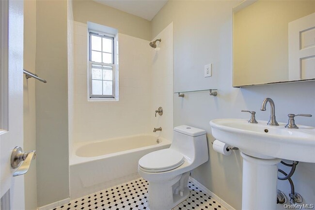 Building Photo - 79-15 35th Ave