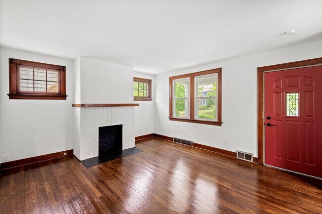 Building Photo - AVAILABLE MAY 1ST! GORGEOUS 3 BEDROOM IN CARNEGIE!!