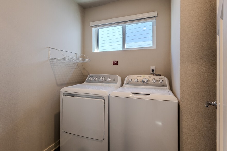 Building Photo - 6280 SE Genrosa St