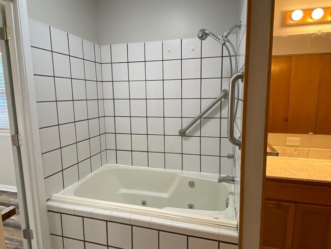 Building Photo - 1207 Red Bud Ave