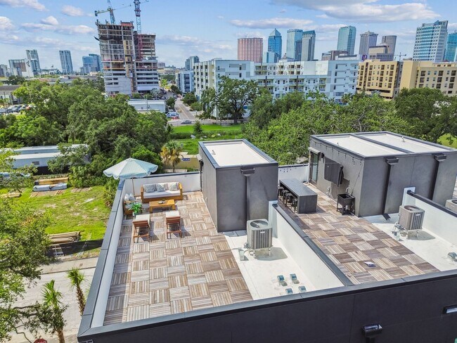 Building Photo - Canvas GWX