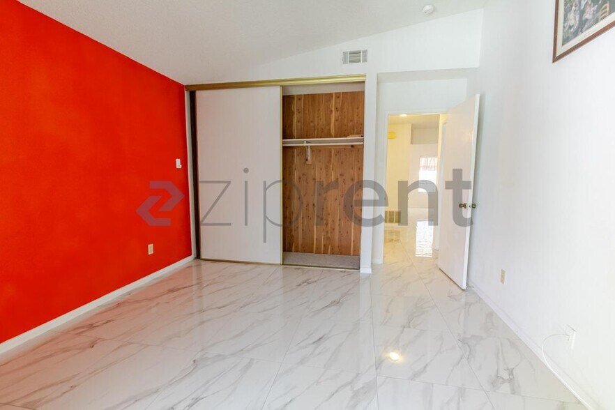 Building Photo - Unit