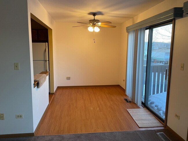 Building Photo - 876 Cross Creek Dr N