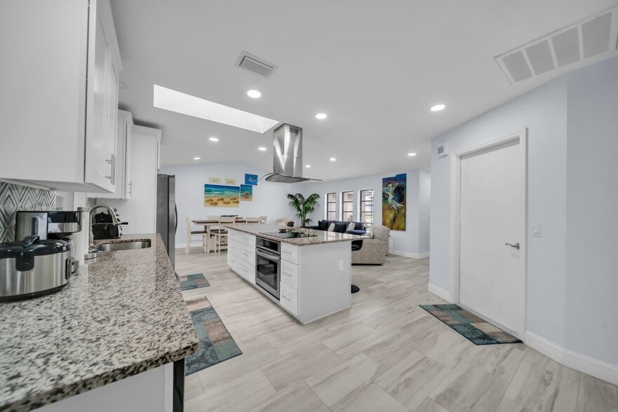 Building Photo - 299 Rotonda Cir