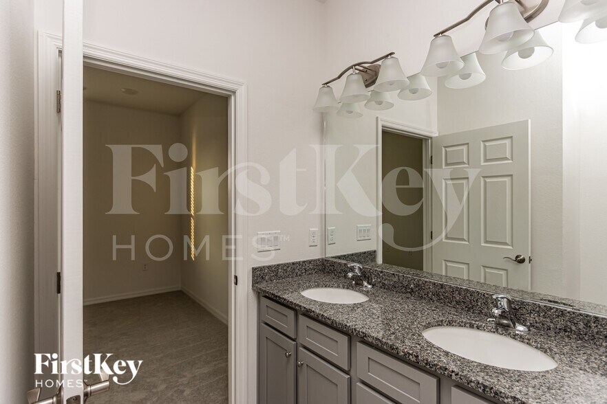 Building Photo - 588 Crown Rose Dr