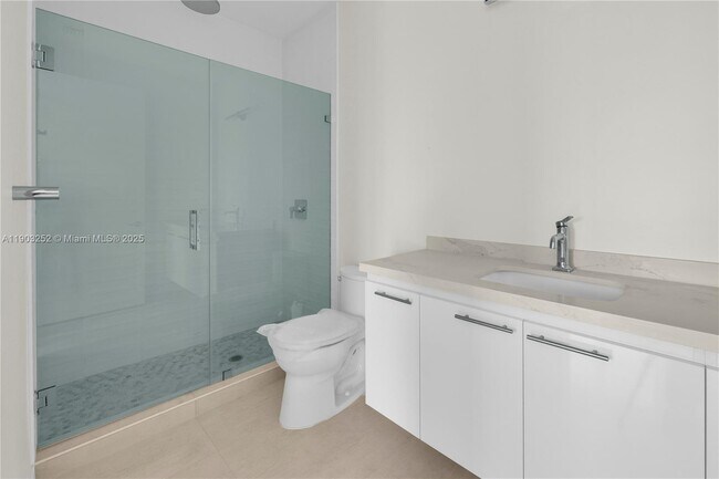 Building Photo - 530 SW 11th Ave