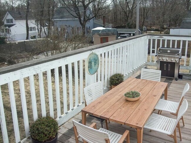 Building Photo - 112 Cottage St