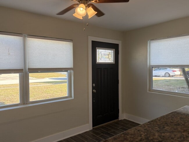 Building Photo - Refreshed North St Pete 4 Bedroom Home