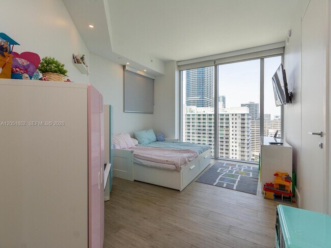 Building Photo - 1300 Brickell Bay Dr