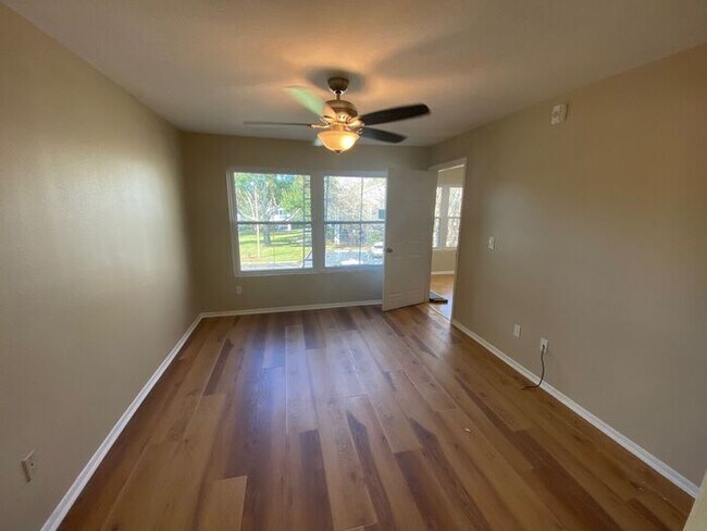 Building Photo - RENT SPECIAL-Regency Park at Lake Mary Corner Unit with Wrap-Around Balcony!