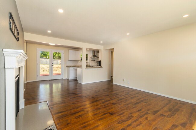 Building Photo - Light-Filled 3BR Home w/ Large Fenced in Yard