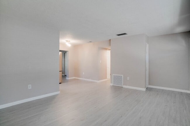 Building Photo - Updated 3/2 Pool Home in Apopka (Mt. Plymo...