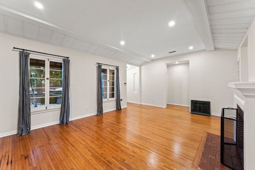 Building Photo - 3781 Greenwood Ave