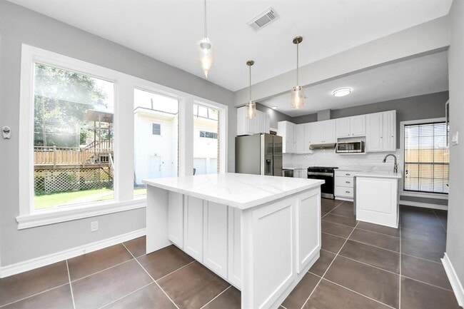 Building Photo - 6622 Park Ln
