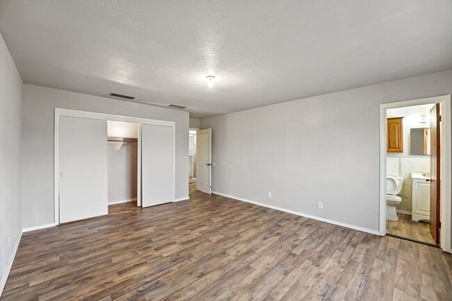 Building Photo - 1401 E 18th St