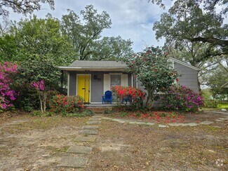 Building Photo - 2 bedroom 1 bath house w/ bonus room off G...