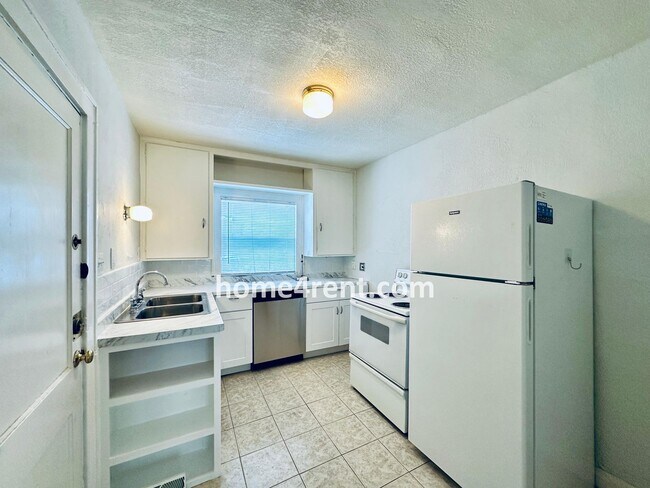 Building Photo - First Level Condo, Just Off the Plaza with Hardwood Floors and Lawn Care Provided!