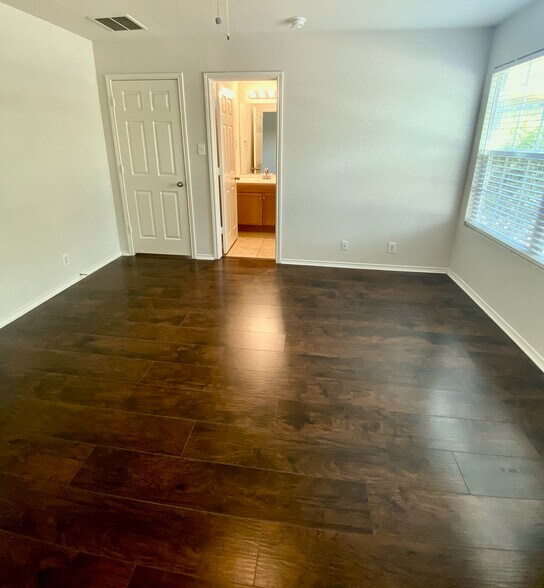 Building Photo - 11515 Oaks Hike