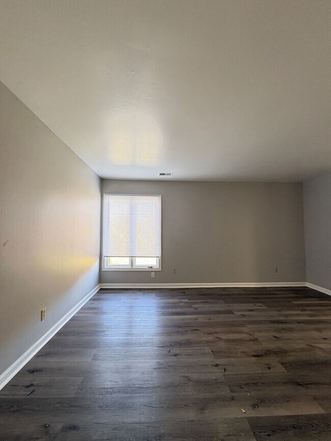 Building Photo - Remington On Rockville Living