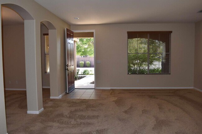 Building Photo - Beautiful Single-Story Home in a Desirable Lincoln Neighborhood!