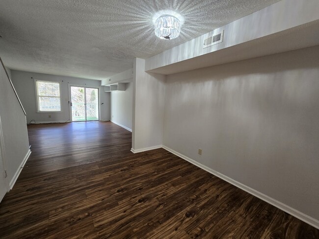 Building Photo - 117 Kingsbury Dr