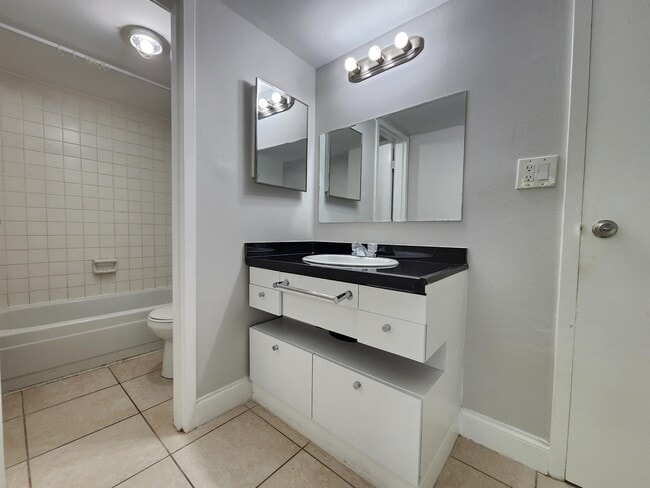 Building Photo - 4304 NW 9th Ave