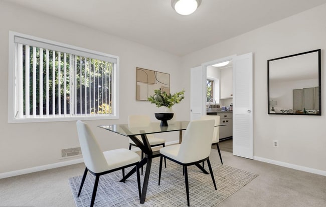 Building Photo - Bright Top-Floor 2BR Condo with Balcony in Parkside Community