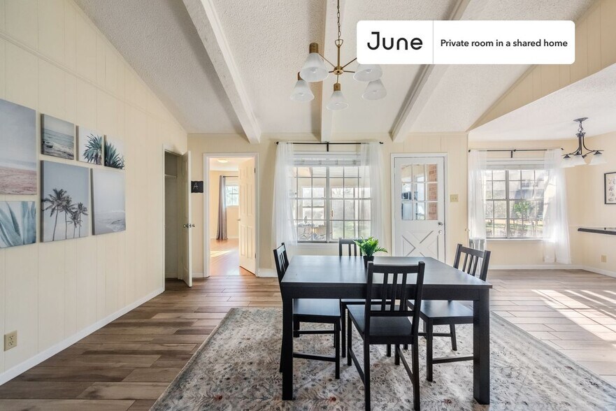 Building Photo - Room in Shared 4 bed/3 bath home