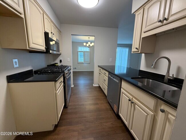 Building Photo - 606 Bay Ave