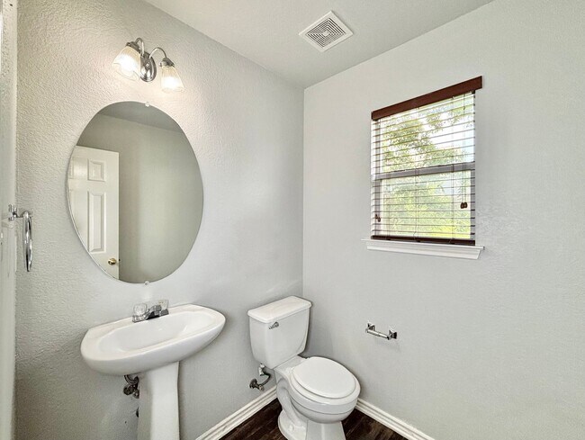 Building Photo - Gorgeous 3 bedroom with loft!